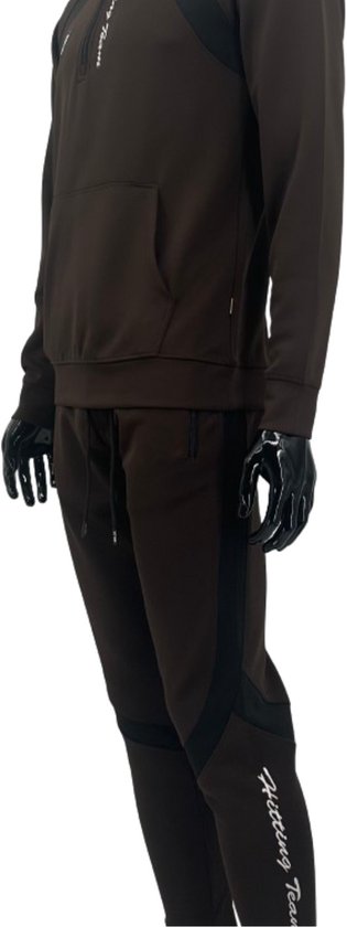Bruin trainingspak met zwarte accenten, op het bovenbeen een opdruk, aan de zijkant gedragen.