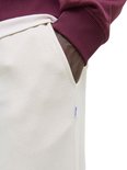 Detail van crème joggingbroek met label 'JACK & JONES'.