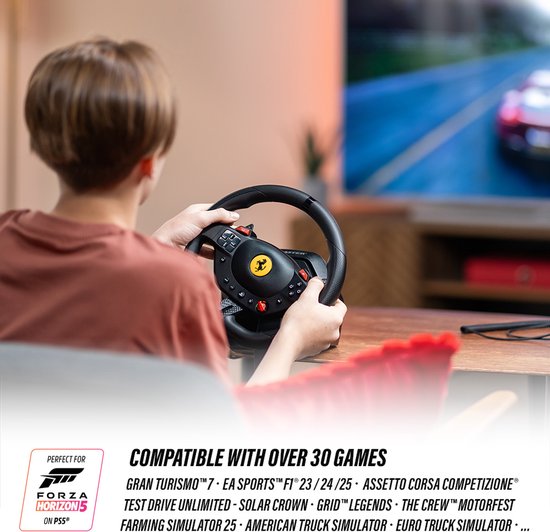Jongen speelt met een zwart racestuur met Ferrari-logo voor een tv waarop Forza Horizon 5 staat. Tekst: PERFECT FOR FORZA HORIZON 5 ON PS5.