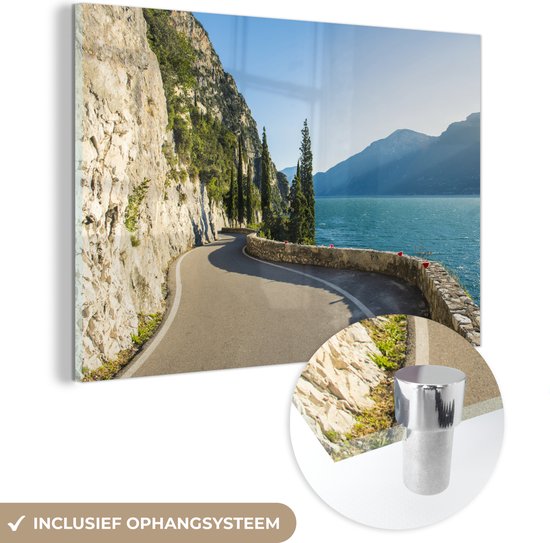 MuchoWow® Glasschilderij 60x40 cm - Schilderij acrylglas - Gardameer - Pad - Berg - Foto op glas - Schilderijen