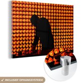 MuchoWow® Glasschilderij 60x40 cm - Schilderij acrylglas - DJ achter een mengpaneel in oranje licht - Foto op glas - Schilderijen