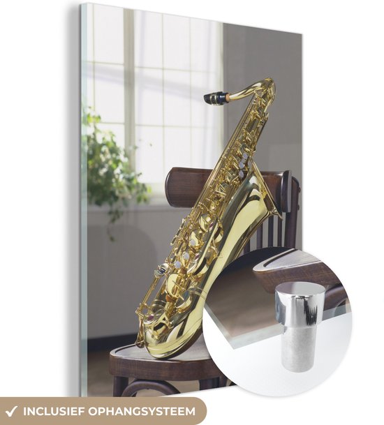 MuchoWow® Glasschilderij 120x160 cm - Schilderij acrylglas - Saxofoon op eens stoel - Foto op glas - Schilderijen