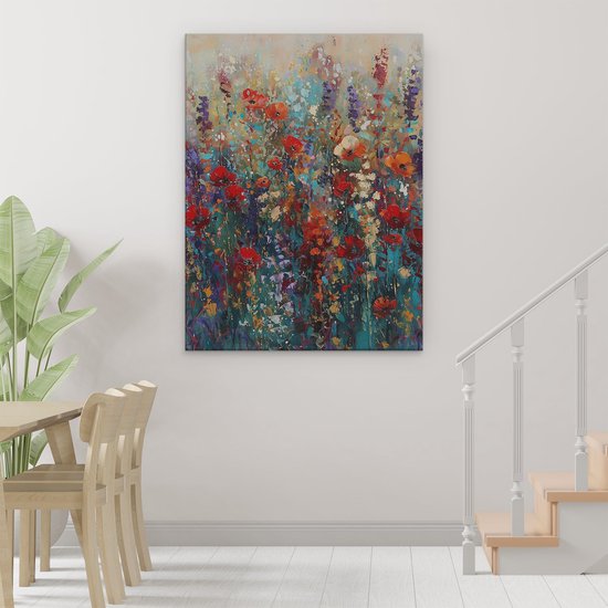 Une peinture de fleurs rouges et violettes dans un champ avec un fond bleu aqua.