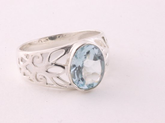 Opengewerkte zilveren ring met blauwe topaas - maat 20