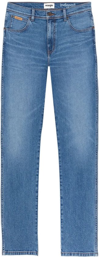 Blauwe Wrangler 'Indigood' spijkerbroek, plat gelegd, met twee achterzakken en bruine logo-patches.