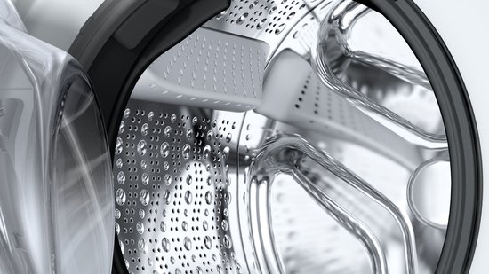 Detailopname van de binnenzijde van de trommel van een Bosch wasmachine, met waterdruppels.