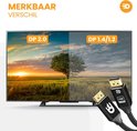 Vergelijking van tv-schermen: links DP 2.0 met levendig beeld, rechts DP 1.4/1.2 met gedempte kleuren. Kabels zichtbaar.