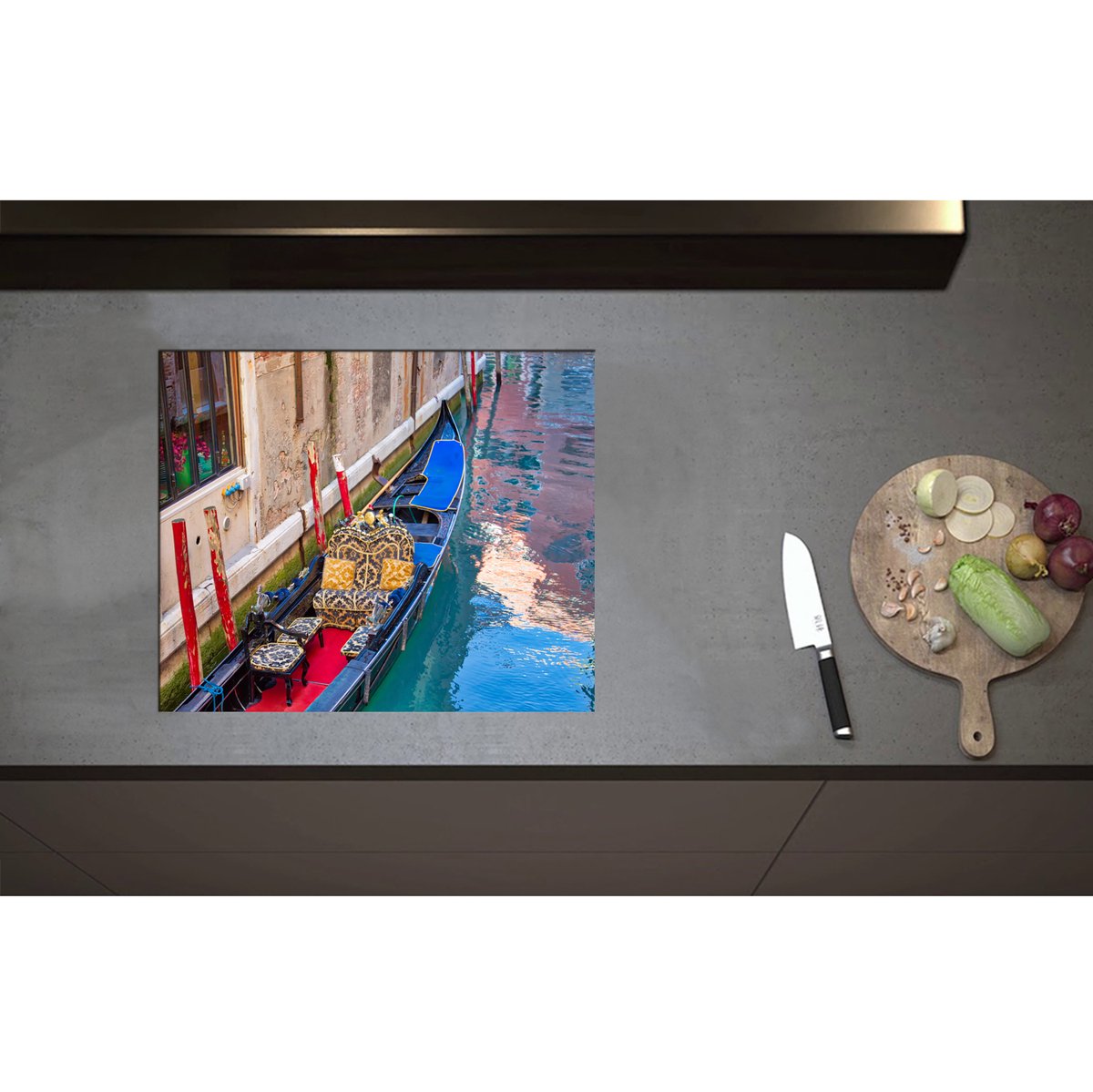 Inductieplaat Beschermer - Blauwe Gondel met Rode en Gouden Details op de Smalle Wateren van Venetië - 60x50 cm - 2 mm Dik - Inductie Beschermer - Bescherming Inductiekookplaat - Kookplaat Beschermer van Zwart Vinyl