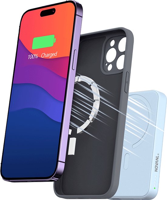 Lichtblauwe NOVANL powerbank met MagSafe-compatibiliteit, naast een donkergrijze telefoonhoes en een smartphone met opgeladen scherm.