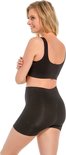 Model van achteren gezien, met blonde haren, zwarte sport BH en zwarte body short.