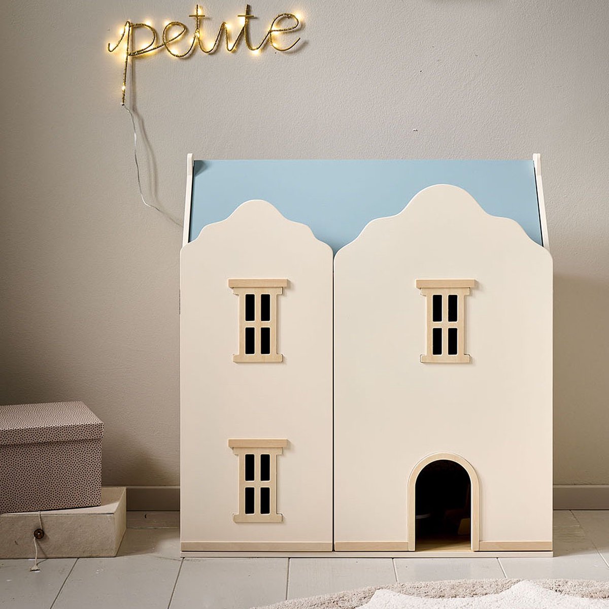 Petite Amélie Houten Poppenhuis Beige & Pastelblauw - H.66 cm - Drie Verdiepingen vol Tijdloze Charme - Stralend Beige met Pastelblauw Dak — afbeelding 6