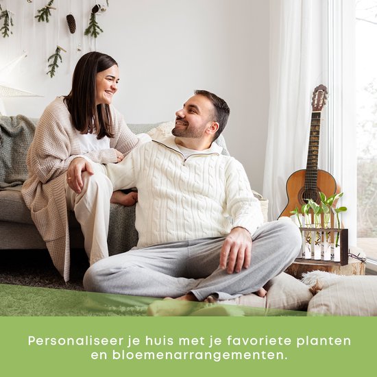 Een stel geniet van het personaliseren van hun huis met planten en bloemen in een stekstation.