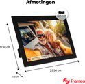 Een zwarte digitale fotolijst van 10,1 inch op een standaard, met afmetingen 17,5 x 25,5 x 1,8 cm.