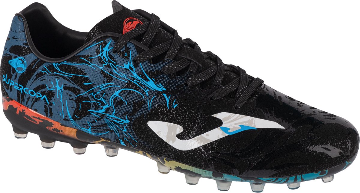 Joma Super Copa AG voetbalschoenen in blauw en zwart, ontworpen voor kunstgras, met een modern en opvallend design.