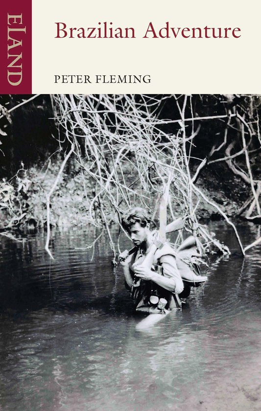 Boekomslag van "Brazilian Adventure" van Peter Fleming, met een man die door een rivier waadt, omringd door takken.