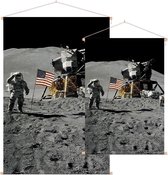 Astronaut salutes beside U.S. flag (maanlanding) - Foto op Textielposter - 40 x 60 cm