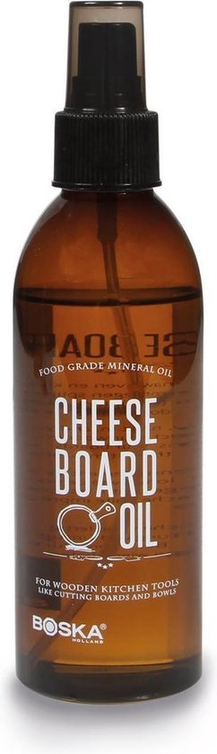 Bruine fles met spraydop. "CHEESE BOARD OIL" "FOOD GRADE MINERAL OIL" "BOSKA".