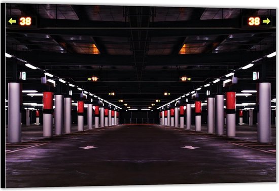Dibond –Parkeergarage met rode Palen– 40x30 Foto op Aluminium (Met Ophang)
