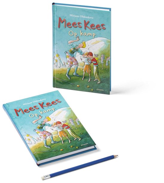 Twee edities van het kinderboek "Mees Kees Op kamp" en een blauwe potlood op een witte achtergrond.