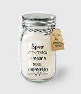 Kaars - Spaar geen centen maar mooie momenten - Lichte vanille geur - In glazen pot - In cadeauverpakking met gekleurd lint