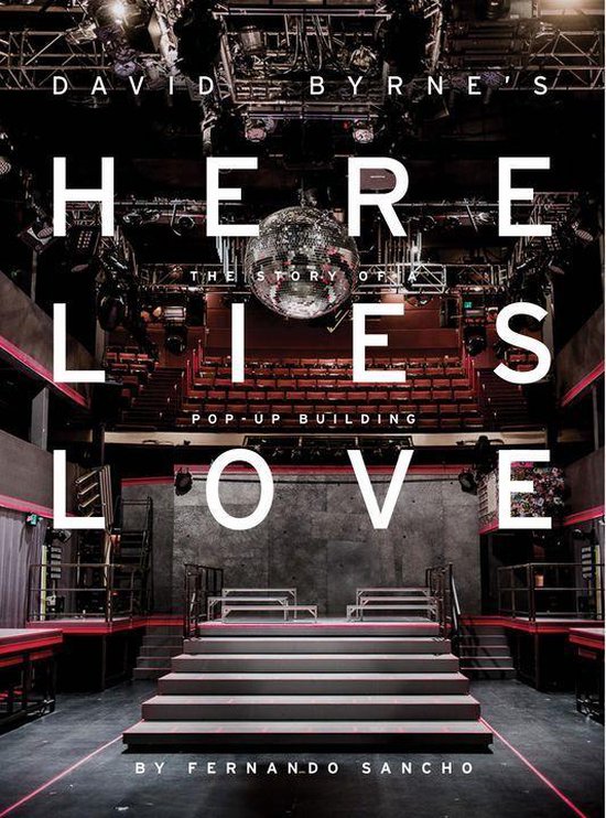 Boekomslag 'Here Lies Love' met een discobal boven een leeg theaterpodium met rode accenten.