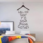 Muursticker "life is too short to wear boring clothes" kledinghanger, tekst, quote, 43 x 92 cm, nr115