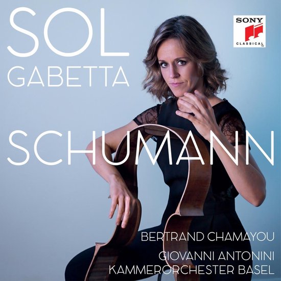 Sol Gabetta met een cello, op de voorkant van de albumhoes van Schumann.