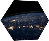 PVC Schuimplaat Hexagon - Uitzicht op deel van de Aarde in het Donkere vanuit Heelal - 70x60.9 cm Foto op Hexagon (Met Ophangsysteem)