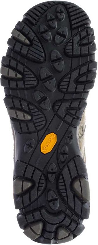 Zwarte Vibram zool van een bruine Merrell wandelschoen met oranje accenten.
