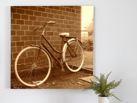 Sepia kleurige fiets voor een muur kunst - 80x80 centimeter op Canvas | Foto op Canvas - wanddecoratie