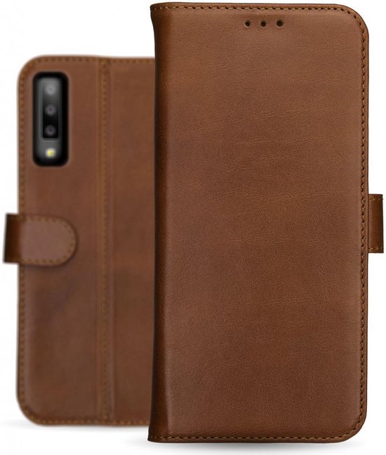 Bruin lederen telefoonhoesje in boekstijl, gesloten. Achterkant van het hoesje zichtbaar met camera-uitsparing.