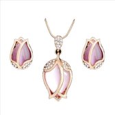 Fashionidea - Goudkleurige oorbellen en ketting met tulpenhangers en roze details.