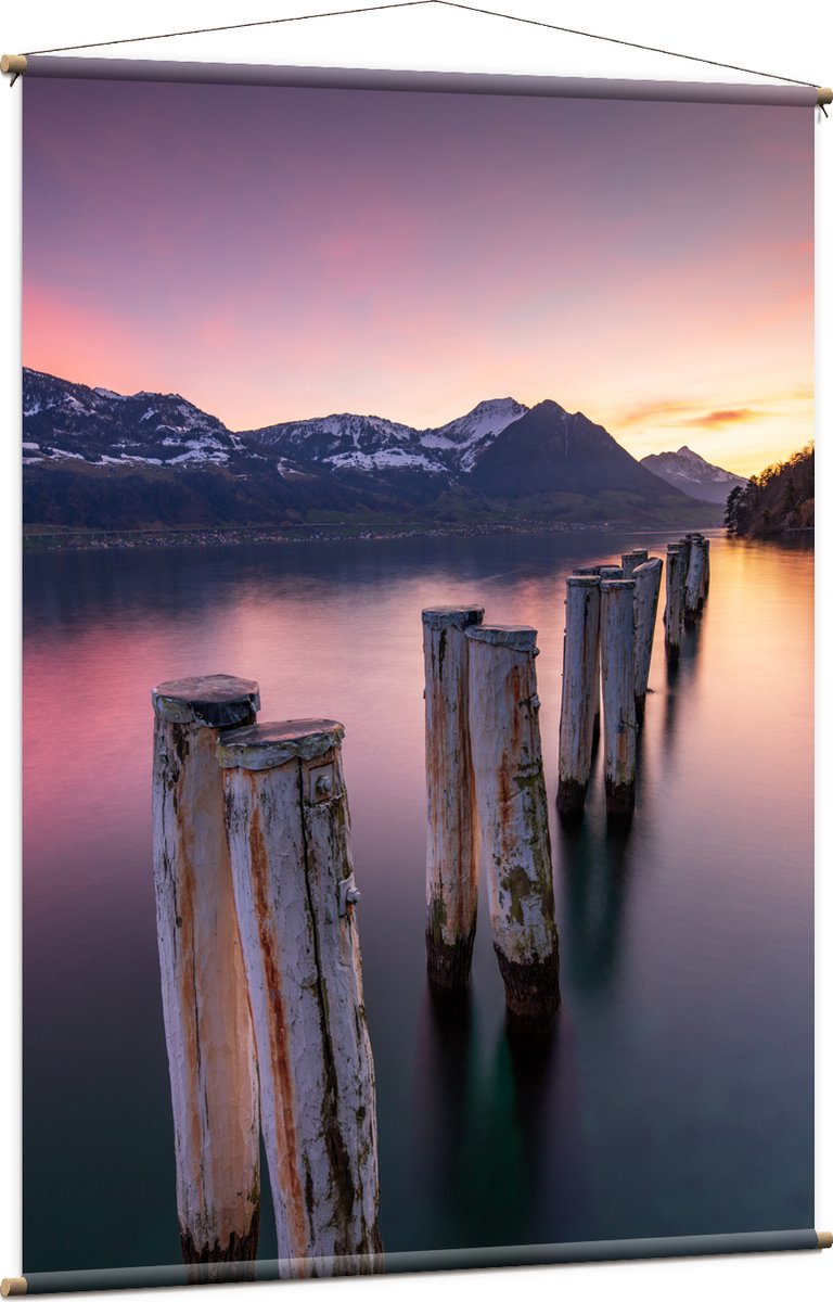 Textielposter - Houten Palen in het Meer van Berggebied tijdens Zonsondergang met Paarse G