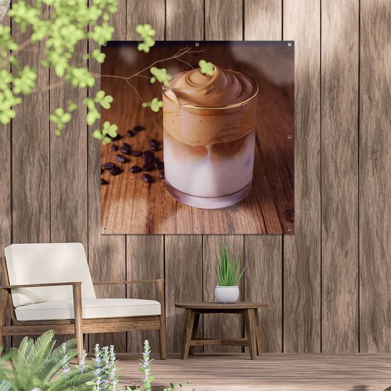Gards Tuinposter IJskoffie met Koffiebonen op Tafel - 100x100 cm - Tuindoek - Tuindecoratie - Wanddecoratie buiten - Tuinschilderij