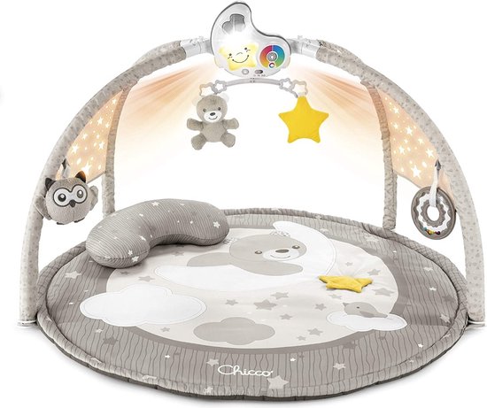 Babygym met grijze mat, boog, speeltjes en een teddybeer met maan.