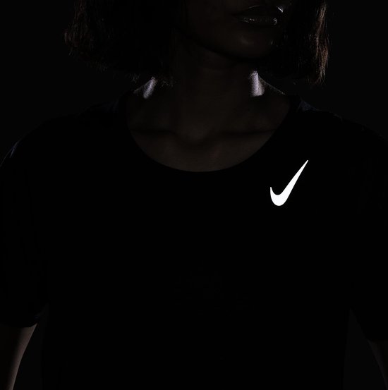 Borst en nek van model in zwart Nike sportshirt, logo reflecterend.