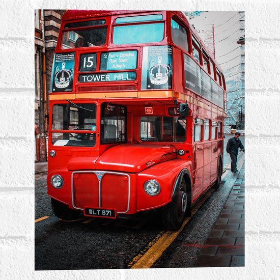 Muursticker - Traditionele Rode Bus in Londen, Verenigd Koninkrijk - 30x40 cm Foto op Muursticker
