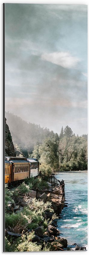 Dibond - Gele Trein langs Begroeide Bergen en Stromende Rivier - 20x60 cm Foto op Aluminium (Wanddecoratie van metaal)