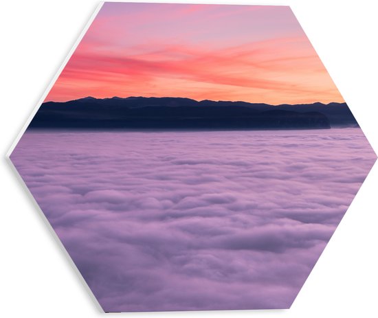 PVC Schuimplaat Hexagon - Foto Boven de Wolken met Oranje Lucht - 30x26.1 cm Foto op Hexagon (Met Ophangsysteem)