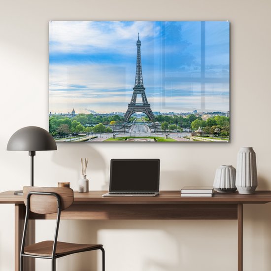 MuchoWow® Glasschilderij 120x80 cm - Schilderij acrylglas - Eiffeltoren onder een blauwe lucht - Foto op glas - Schilderijen