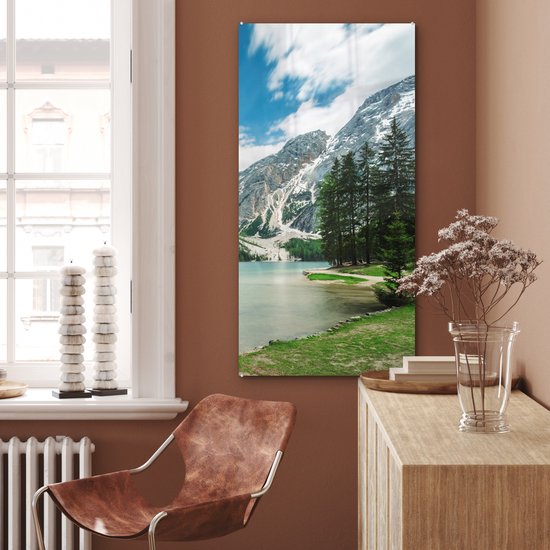 ® Glasschilderij 60x120 cm - Schilderij acrylglas - Dennenbomen bij het meer Lago di Braies in Italië - Foto op glas - Muurdecoratie woonkamer - Wanddecoratie slaapkamer - Schilderijen