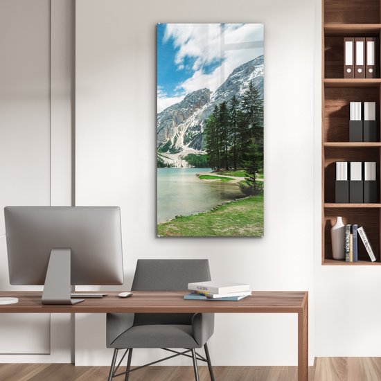 ® Glasschilderij 60x120 cm - Schilderij acrylglas - Dennenbomen bij het meer Lago di Braies in Italië - Foto op glas - Muurdecoratie woonkamer - Wanddecoratie slaapkamer - Schilderijen