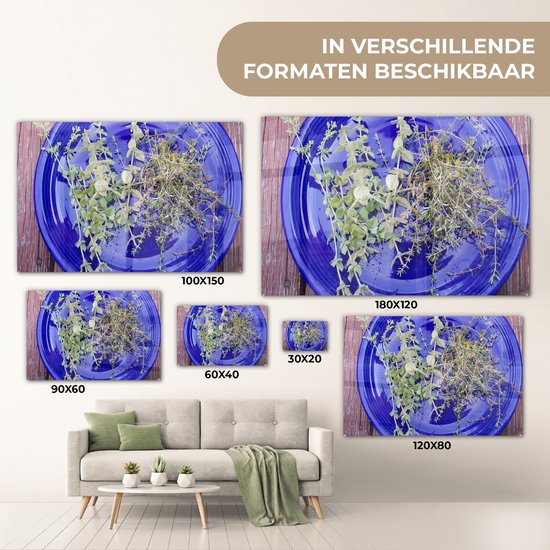 MuchoWow® Peinture sur verre 60x40 cm - Peinture sur verre acrylique - Une assiette bleue avec du thym aromatique sur une table en bois - Photo sur verre - Peintures