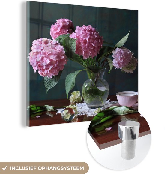MuchoWow® Glasschilderij 50x50 cm - Schilderij acrylglas - Stilleven hortensia's en theekop op tafel - Foto op glas - Schilderijen
