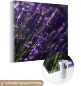 MuchoWow® Glasschilderij 50x50 cm - Schilderij acrylglas - Close-up van lavendel met bij - Foto op glas - Schilderijen