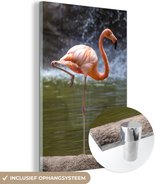 MuchoWow® Glasschilderij 100x150 cm - Schilderij glas - Een flamingo staat in het water - Foto op acrylglas - Schilderijen