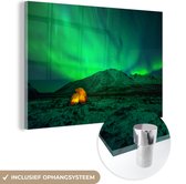 MuchoWow® Glasschilderij 90x60 cm - Schilderij acrylglas - Noorderlicht - Tent - Berg - Foto op glas - Schilderijen