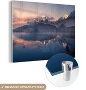 MuchoWow® Glasschilderij 80x60 cm - Schilderij acrylglas - Landschap - Water - Berg - Sneeuw - Zonsondergang - Foto op glas - Schilderijen
