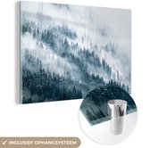MuchoWow® Glasschilderij 120x80 cm - Schilderij acrylglas - Winter - Mist - Bos - Sneeuw - Den - Foto op glas - Schilderijen