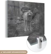 MuchoWow® Glasschilderij 80x60 cm - Schilderij acrylglas - Witte wolf in het bos in zwart-wit - Foto op glas - Schilderijen